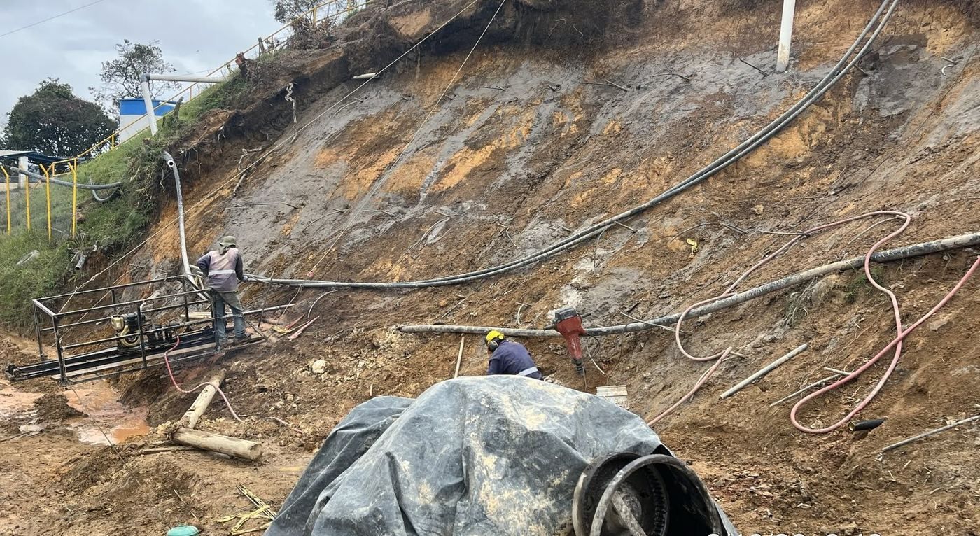 Equipo de perforación sobre una plataforma trabajando en el talud de Los Saltos
